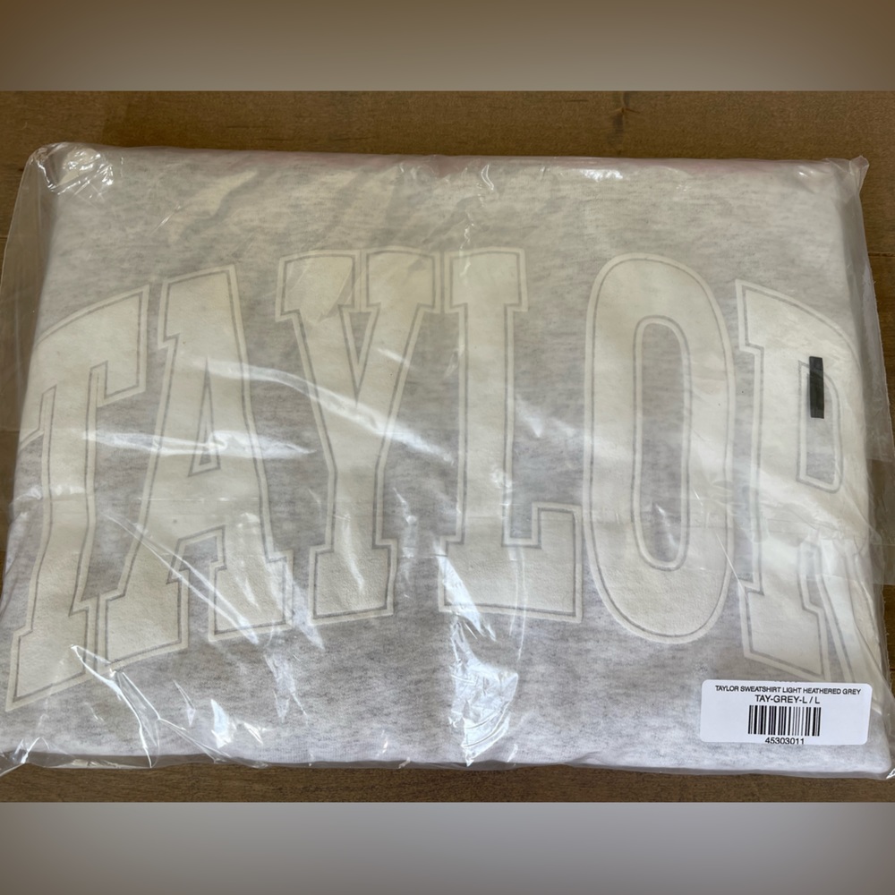 The Bar “TAYLOR” sweatshirt size L. NIB